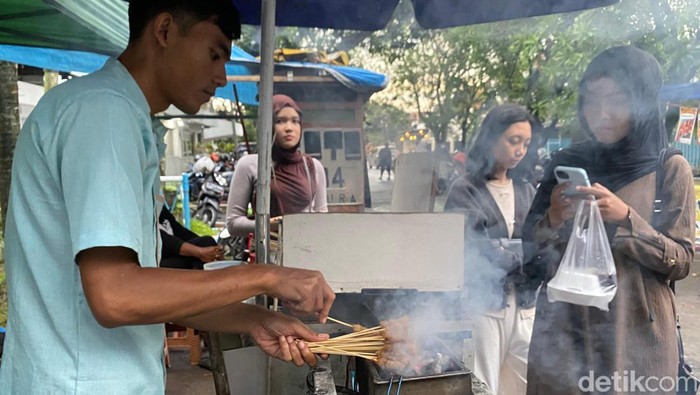 Ngabuburit di Pasar Takjil Jalan Surabaya Kota Malang