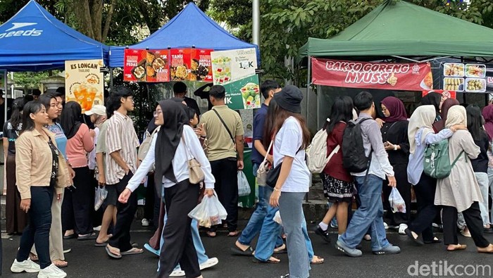Ngabuburit di Pasar Takjil Jalan Surabaya Kota Malang