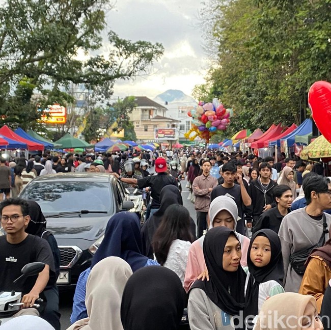 Ngabuburit di Pasar Takjil Jalan Surabaya Kota Malang