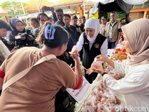 Gelar Pasar Murah di Mojokerto, Khofifah Bagikan Beras dan Telur Gratis