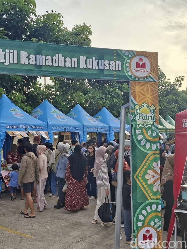 War Takjil Bareng Mahasiswa-Mahasiswi di Patra Kukusan Depok