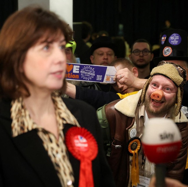 Pemilihan Sela Gorton dan Denton Memanas, Sir Oink-a-Lot Curi Perhatian