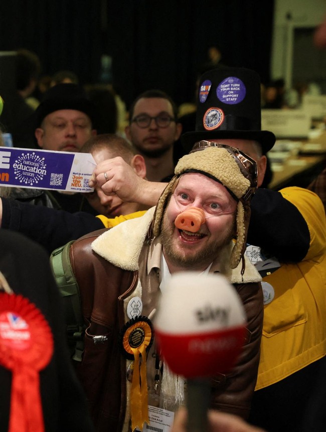 Pemilihan Sela Gorton dan Denton Memanas, Sir Oink-a-Lot Curi Perhatian