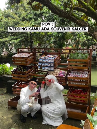 Pengantin ini menyediakan souvenir unik berupa sayuran segar yang bisa dibawa pulang oleh tamu undangan. Pengantin ini menyediakan souvenir unik berupa sayuran segar yang bisa dibawa pulang oleh tamu undangan.