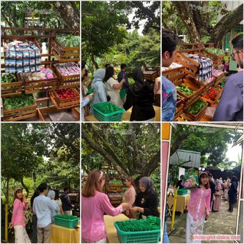 Pengantin ini menyediakan souvenir unik berupa sayuran segar yang bisa dibawa pulang oleh tamu undangan. Pengantin ini menyediakan souvenir unik berupa sayuran segar yang bisa dibawa pulang oleh tamu undangan.