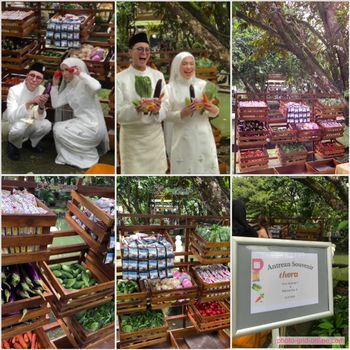 Pengantin ini menyediakan souvenir unik berupa sayuran segar yang bisa dibawa pulang oleh tamu undangan. Pengantin ini menyediakan souvenir unik berupa sayuran segar yang bisa dibawa pulang oleh tamu undangan.
