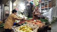 Sementara cabai kering, harganya saat ini Rp 78 ribu/kg untuk eceran. Meski lebih murah, pembeli tetap memilih cabai segar.
