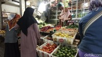 Namun saat ini, harga cabai eceran turun Rp 100 ribu perkilogramnya.