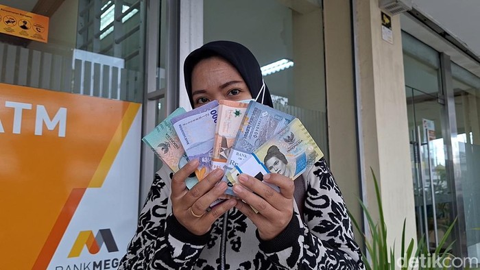 Warga Mataram saat melakukan penukaran pecahan uang baru di Kantor Bank Mega, di Jalan Pejanggik, Mataram, Jumat (27/2/2026).