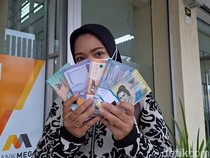 Warga Mataram Antusias Tukar Uang Baru, Rela Datang Sebelum Bank Buka