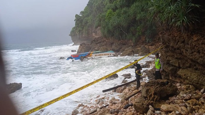 Perahu nelayan terbalik dan karam di kawasan Pantai Watumandi, Desa Gudangharjo, Kecamatan Paranggupito, Kabupaten Wonogiri, Jumat (27/2/2026).