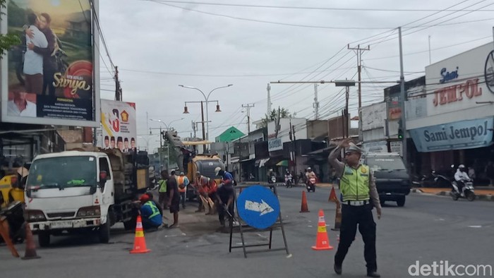 Perbaikan ruas Jalan Jogja-Solo di wilayah Kabupaten Klaten mulai dikerjakan hari ini, Jumat (27/2/2026).