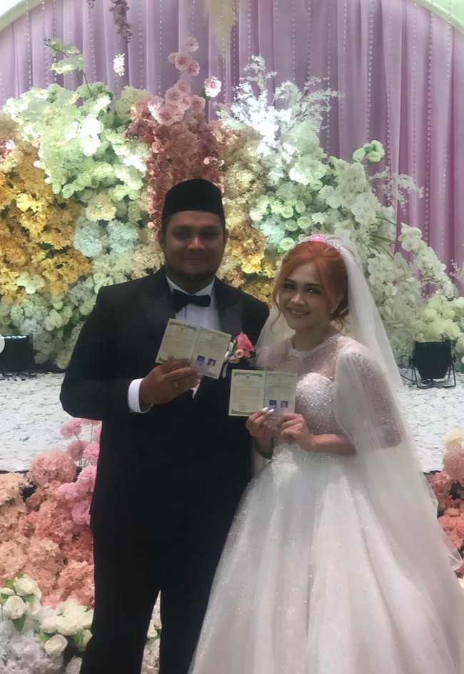 Melalui unggahan di Instagram Story, Virgoun membagikan kabar bahagia dirinya yang sudah kembali menikah. Virgoun resmi menikahi wanita bernama Lindi Fitriyana pada Kamis (26/2/26). Foto: Instagram/@virgoun_/@lindifitriyana