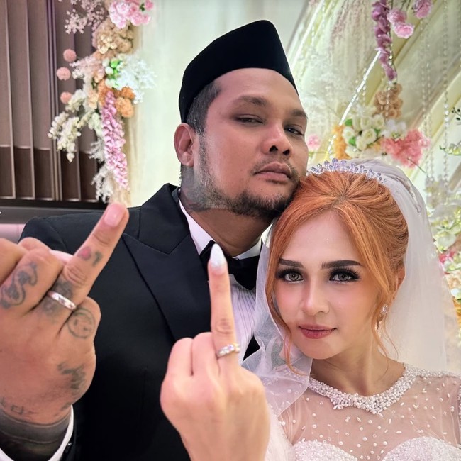 Foto Pernikahan Virgoun & Lindi Fitriyana, Kompak Pamer Cincin di Jari Manis