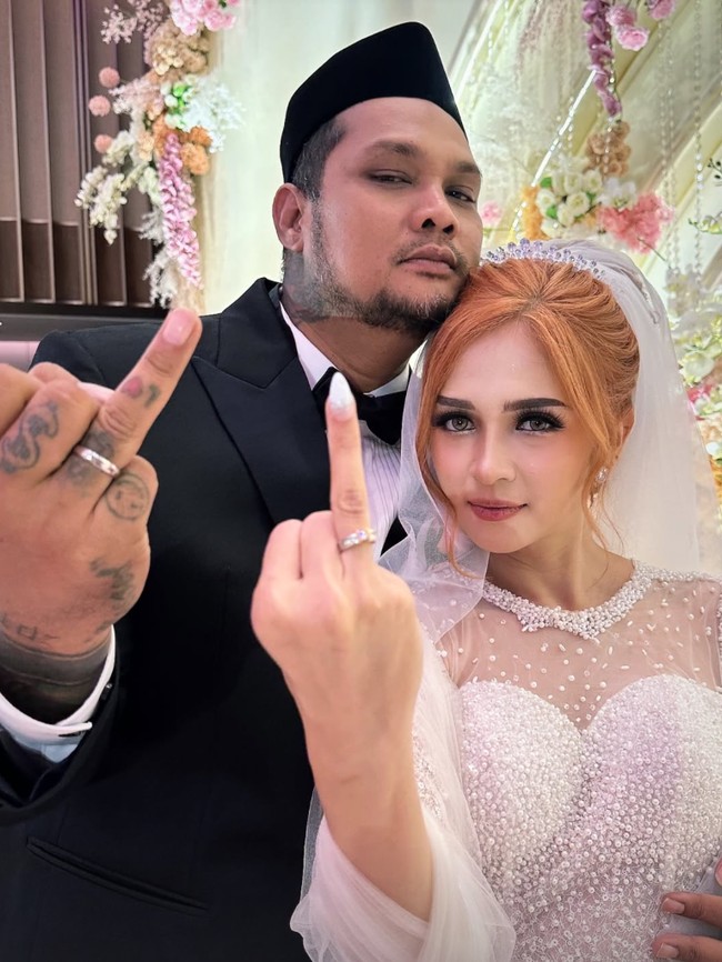 Foto Pernikahan Virgoun & Lindi Fitriyana, Kompak Pamer Cincin di Jari Manis