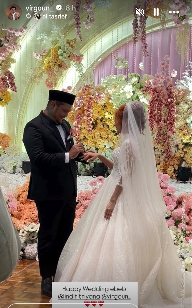 Virgoun tampil mengenakan setelan jas hitam dipadukan kemeja putih dan dasi kupu-kupu. Penampilannya semakin lengkap dengan kopiah hitam yang menutup kepalanya. Sementara Lindi memilih gaun pengantin berwarna putih. Foto: Instagram/@virgoun_/@lindifitriyana