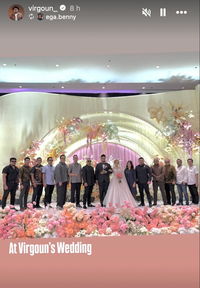 Dekorasi pernikahan juga terlihat simpel dengan dominasi bunga-bunga warna pink. Di salah satu bagian atasnya terdapat inisial L dan V. Foto: Instagram/@virgoun_/@lindifitriyana
