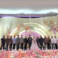 Dekorasi pernikahan juga terlihat simpel dengan dominasi bunga-bunga warna pink. Di salah satu bagian atasnya terdapat inisial L dan V. Foto: Instagram/@virgoun_/@lindifitriyana