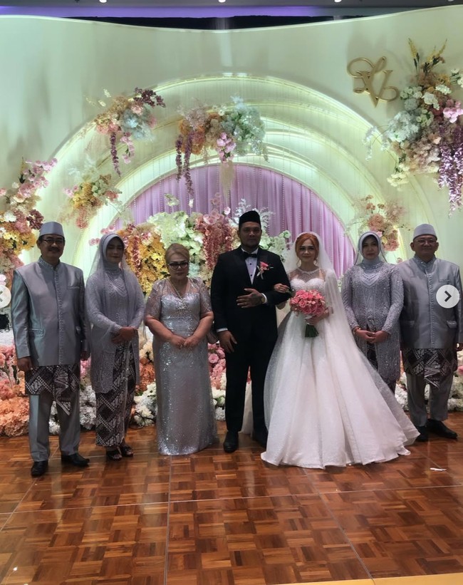 Pihak keluarga yang hadir kompak mengenakan busana seragam berwarna abu-abu. Foto: Instagram/@virgoun_/@lindifitriyana