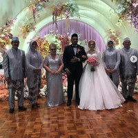 Pihak keluarga yang hadir kompak mengenakan busana seragam berwarna abu-abu. Foto: Instagram/@virgoun_/@lindifitriyana