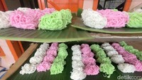 Adonan patola dibuat dari tepung beras yang diolah dengan pewarna makanan alami, kemudian dikukus hingga matang. Dalam satu lembar patola berisi 15 biji dan dijual seharga Rp 8.000.