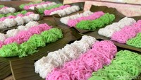 Istifala juga memberdayakan lima karyawan yang merupakan keluarga dan kerabat untuk membantu proses produksi.