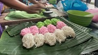 Istifala (58), perajin kue patola, mengaku mampu mengolah hingga 60 kilogram adonan setiap hari.