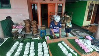 Dalam sehari, omzet kotor yang diperoleh bisa mencapai Rp 2 juta dengan keuntungan bersih sekitar Rp 1,5 juta. Usaha yang dirintis secara turun-temurun tersebut kini telah memasuki generasi ketiga dan berjalan sekitar 20 tahun.