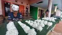 Kue menyerupai mi berwarna-warni ini memiliki cita rasa gurih dan manis. Jajanan berbahan dasar tepung beras tersebut laris diburu pembeli, baik dari dalam maupun luar Banyuwangi.