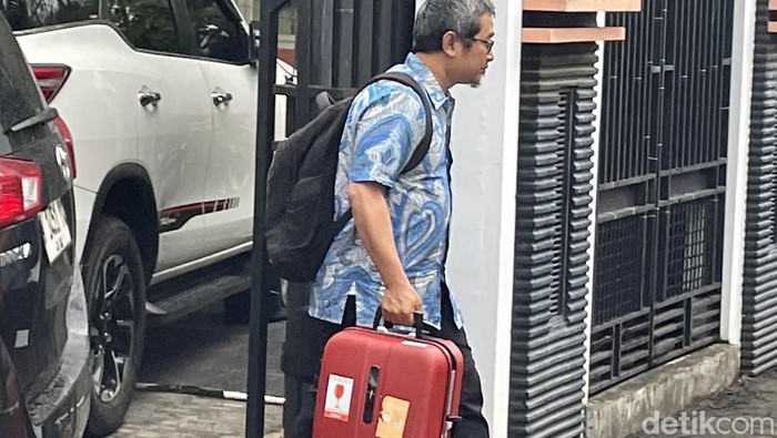 Petugas KPK saat membawa sejumlah koper dari rumah Eks Pj Sekda Pati Riyoso di Desa Ngarus Kecamatan Pati, Jumat (27/2/2026).