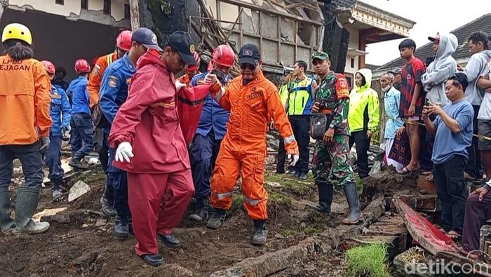 Truk tronton bermuatan susu kemasan mengalami kecelakaan tunggal menabrak rumah di Pakis  Magelang. Satu korban ditemukan tewas di lokasi.