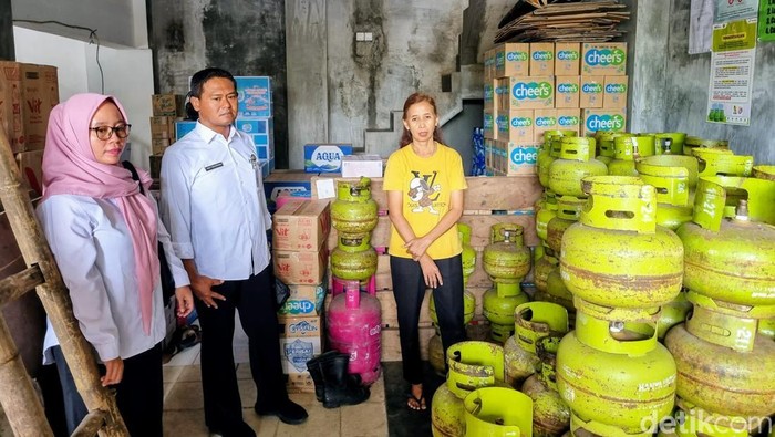 Petugas saat mengecek LPG 3 kg