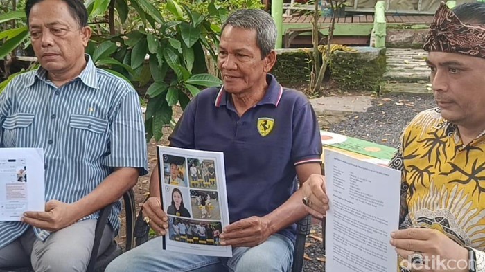 Pihak keluarga saat menunjukan foto Vina