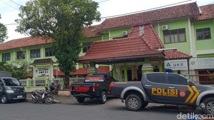 Mobil Polres Klaten, MBG dan ambulan parkir di depan SMPN 1 Delanggu.