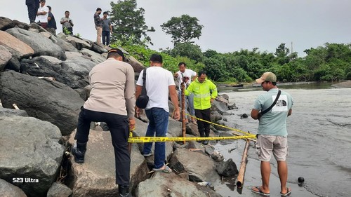 Polisi melakukan penyelidikan penemuan potongan tubuh manusia di Pantai Tan Sema atau garis Pantai Ketewel, Banjar Keden, Desa Ketewel, Gianyar, ke RSUP Prof Ngoerah, Kamis (26/2/2026). (Dok. Polres Gianyar)