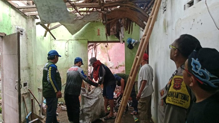 Polisi membantu proses perbaikan rumah pasutri di Cirebon