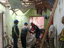 Rumah Rawan Ambruk yang Dihuni Pasutri di Cirebon Mulai Direhab