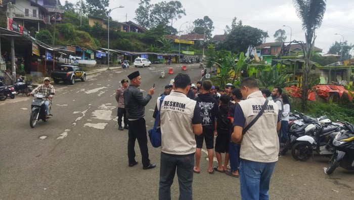 Polisi saat membubarkan bala liar di Ibun, Bandung