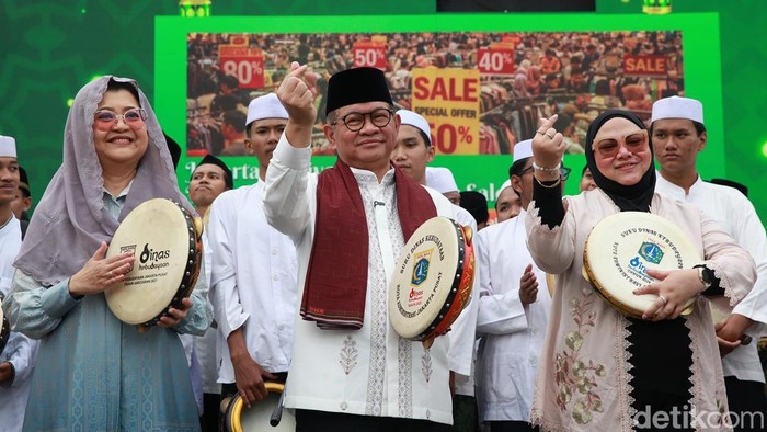 Gubernur DKI Jakarta Pramono Anung menabuh rebana sebagai tanda pembukaan Jakarta Ramadan Festival di Bundaran HI, Jalan MH Thamrin, Jakarta, Jumat (27/2/2026).