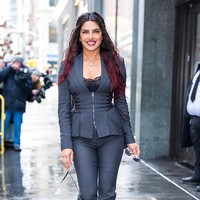 Setelah tampil ‘mentereng’, Priyanka berganti gaya dengan busana serba abu-abu, berupa setelan blazer berpotongan dada rendah dan skinny pants. Foto: GC Images/TheStewartofNY