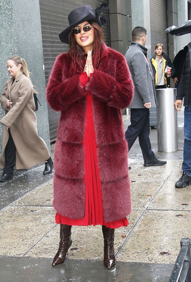 Topi lebar hitam, kacamata hitam dan boots tinggi warna senada melengkapi keseluruhan gaya. Foto: GC Images/MediaPunch/Bauer-Griffin