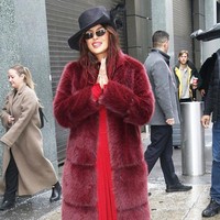 Topi lebar hitam, kacamata hitam dan boots tinggi warna senada melengkapi keseluruhan gaya. Foto: GC Images/MediaPunch/Bauer-Griffin