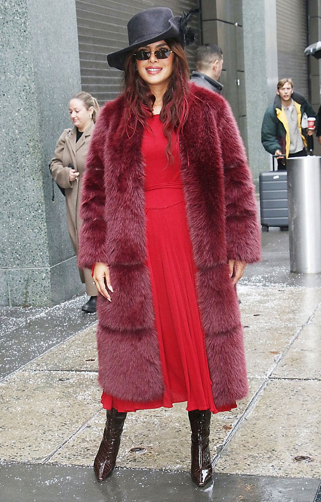 Sesampainya di lokasi, penampilannya langsung jadi sorotan. Aktris berdarah India ini bergaya nyentrik dengan memadukan dress merah yang dilapisi mantel bulu warna burgundy. Foto: GC Images/MediaPunch/Bauer-Griffin