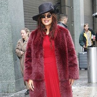 Sesampainya di lokasi, penampilannya langsung jadi sorotan. Aktris berdarah India ini bergaya nyentrik dengan memadukan dress merah yang dilapisi mantel bulu warna burgundy. Foto: GC Images/MediaPunch/Bauer-Griffin