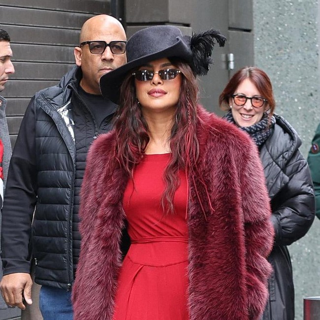 5 Gaya Nyentrik Priyanka Chopra Pakai Mantel Bulu saat Promosi Film The Bluff