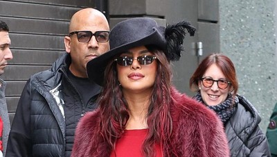 5 Gaya Nyentrik Priyanka Chopra Pakai Mantel Bulu saat Promosi Film The Bluff