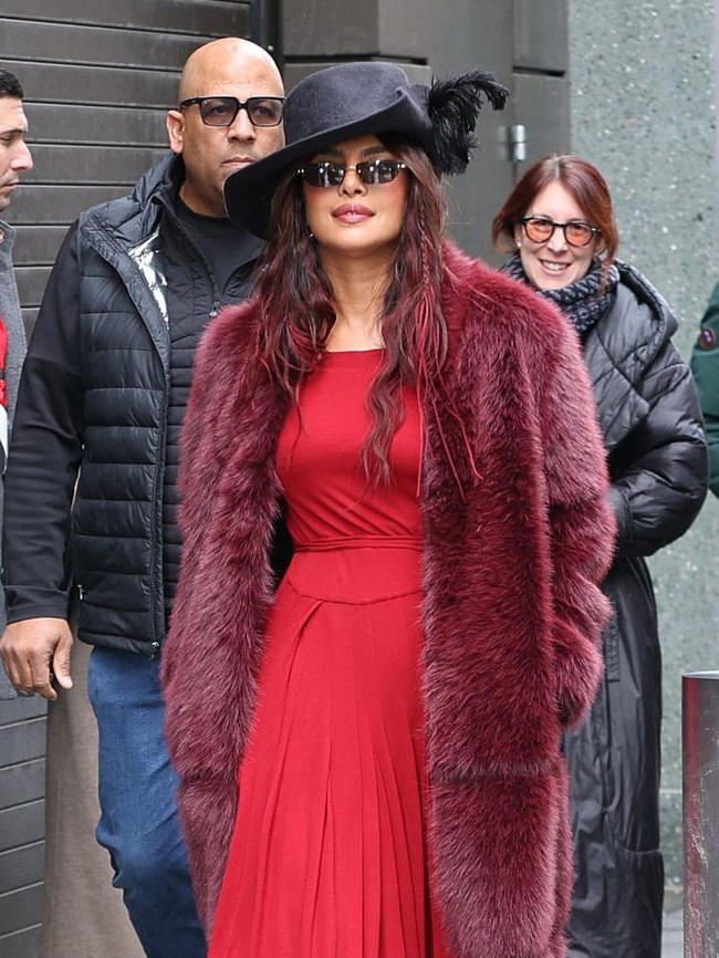 5 Gaya Nyentrik Priyanka Chopra Pakai Mantel Bulu saat Promosi Film The Bluff