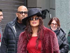 5 Gaya Nyentrik Priyanka Chopra Pakai Mantel Bulu saat Promosi Film The Bluff