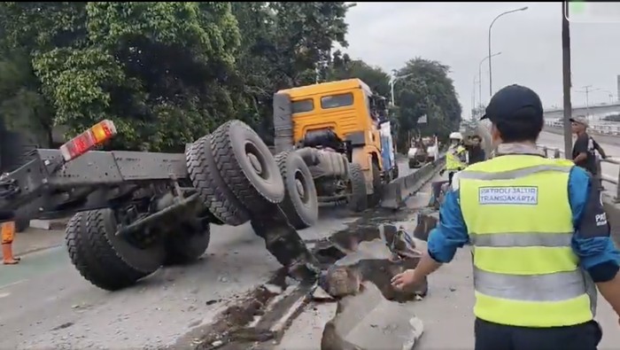 Proses Evakuasi Truk Trailer Tabrak Separator Busway di Jakbar