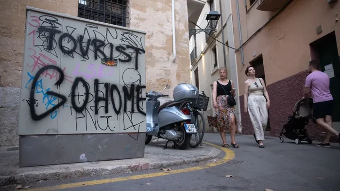 Protes sewa jangka pendek properti di Granda, Spanyol